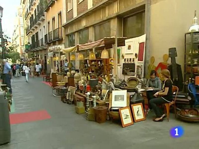 Un mercadillo de antigüedades se instala en el Barrio de las Letras de Madrid