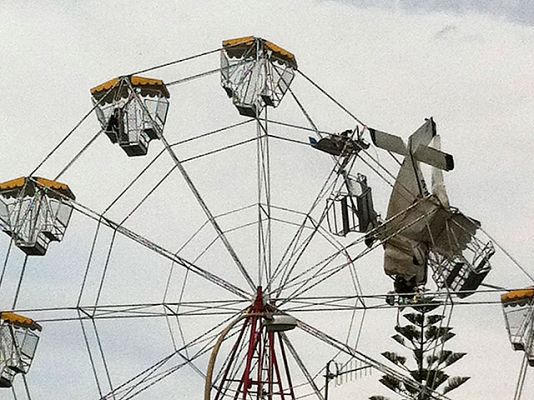 Un ultraligero choca contra una noria de feria en Australia