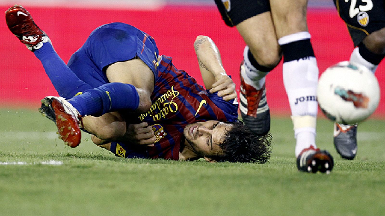 Tras las lesiones de Alexis, Iniesta o Afellay, el enésimo revés  para el Barça se ha conocido este sábado con la lesión de Cesc  Fábregas, que estará fuera tres semanas por una rotura fibrilar  sufrida en el entrenamiento. Guardiola estaba empleando