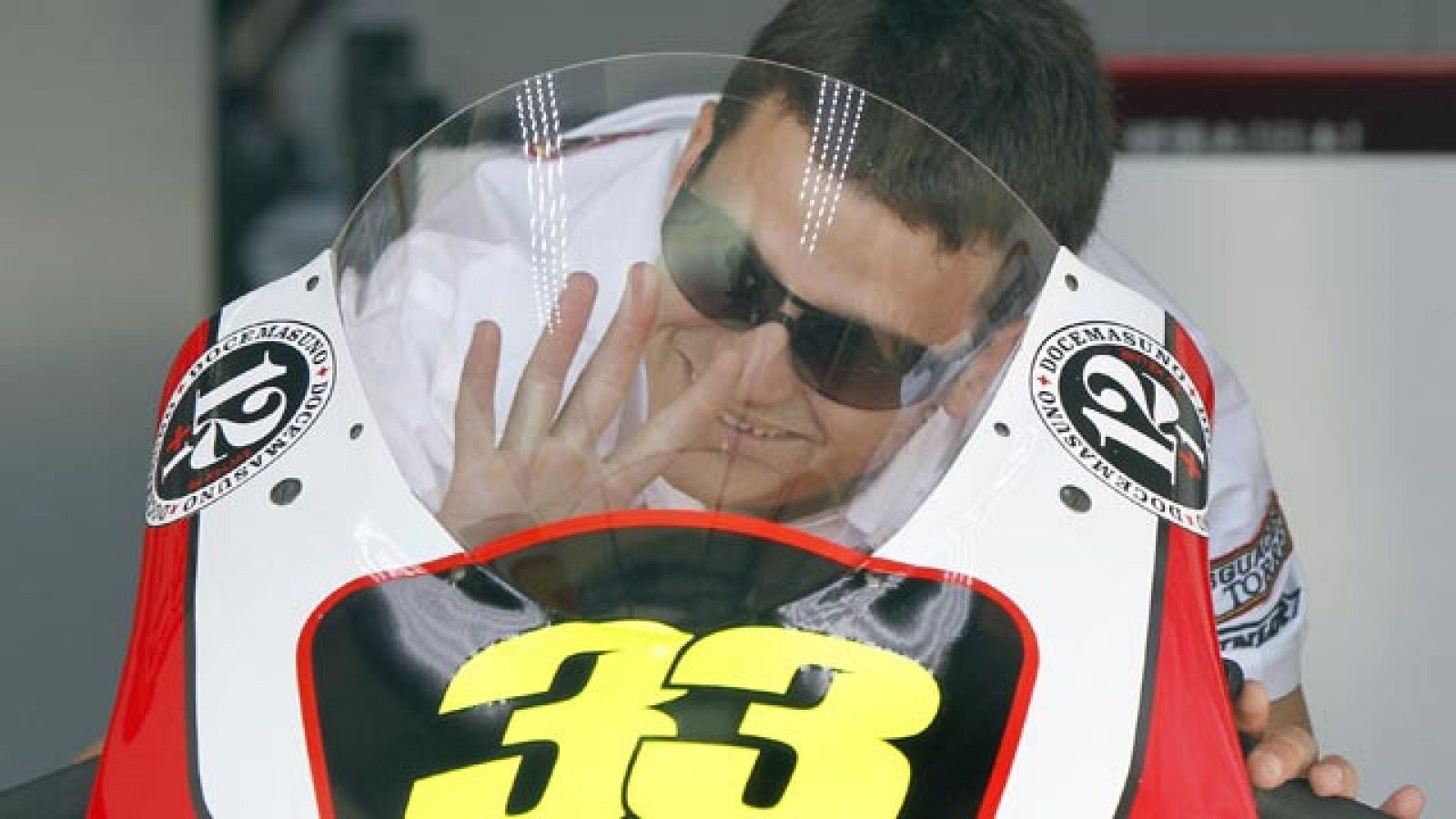 El piloto español ha sufrido una grave caída en Motegi, que le ha roto dos vértebras y le ha dañado el bazo