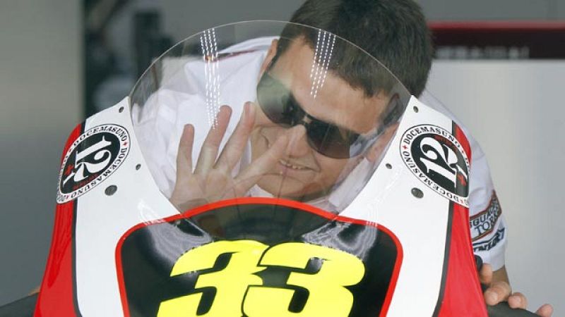 El piloto español ha sufrido una grave caída en Motegi, que le ha roto dos vértebras y le ha dañado el bazo