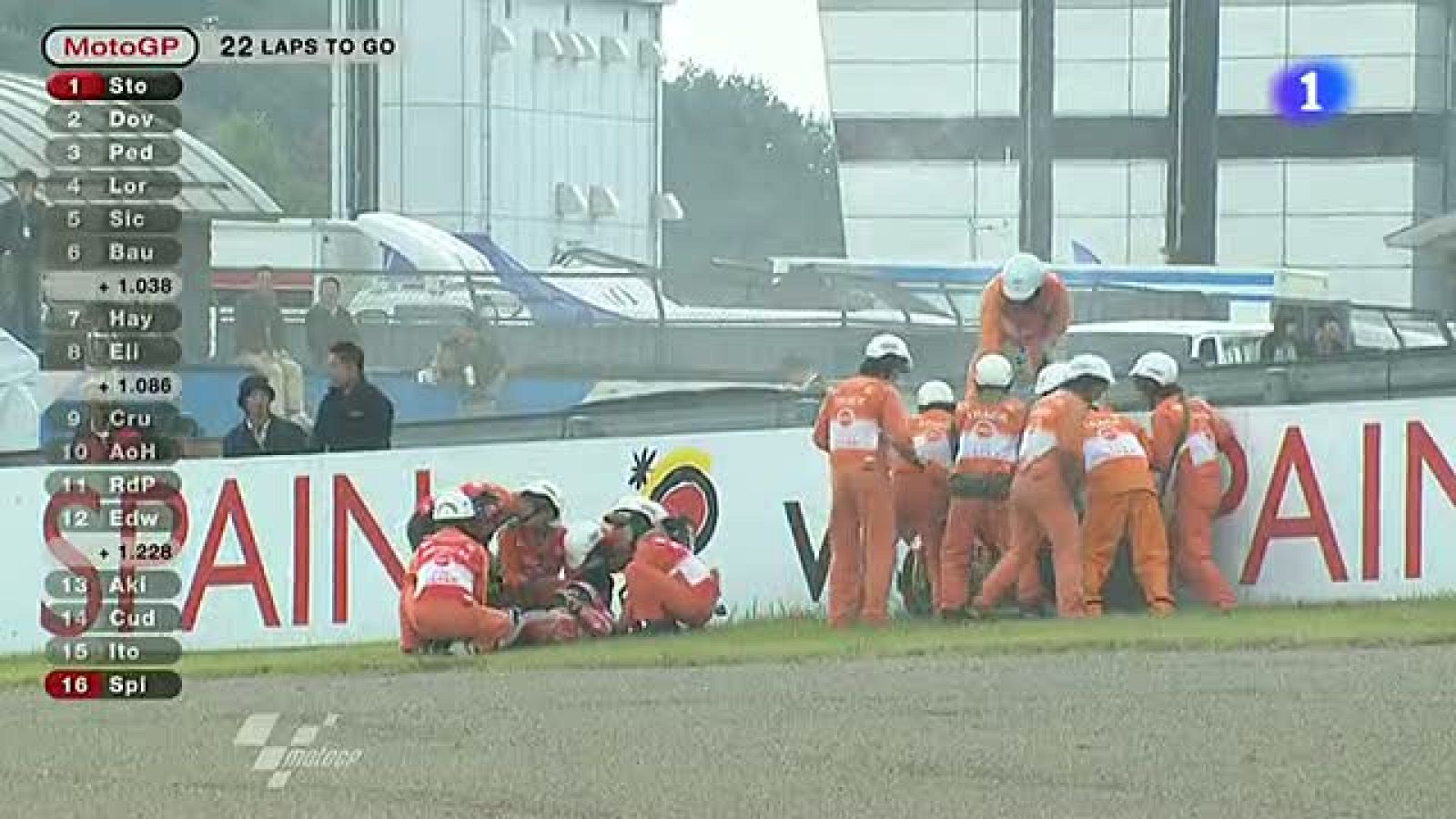 El piloto valenciano Héctor Barberá se ha ido al suelo en la carrera de MotoGP y ha tenido que ser sacado de la pista en camilla.