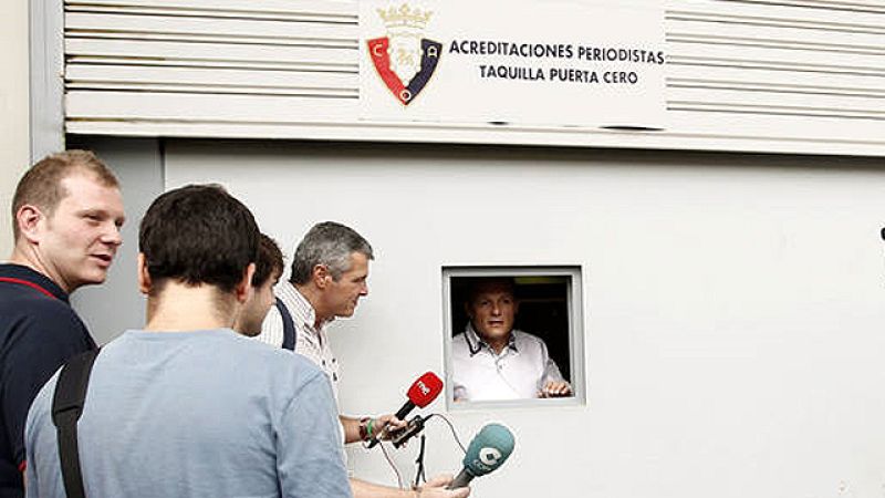 A pesar de que tanto PP como PSOE respaldan a las radios españolas, los narradores de las radios españoles continúan obligados a retransmitir los partidos desde los estudios radiofónicos.