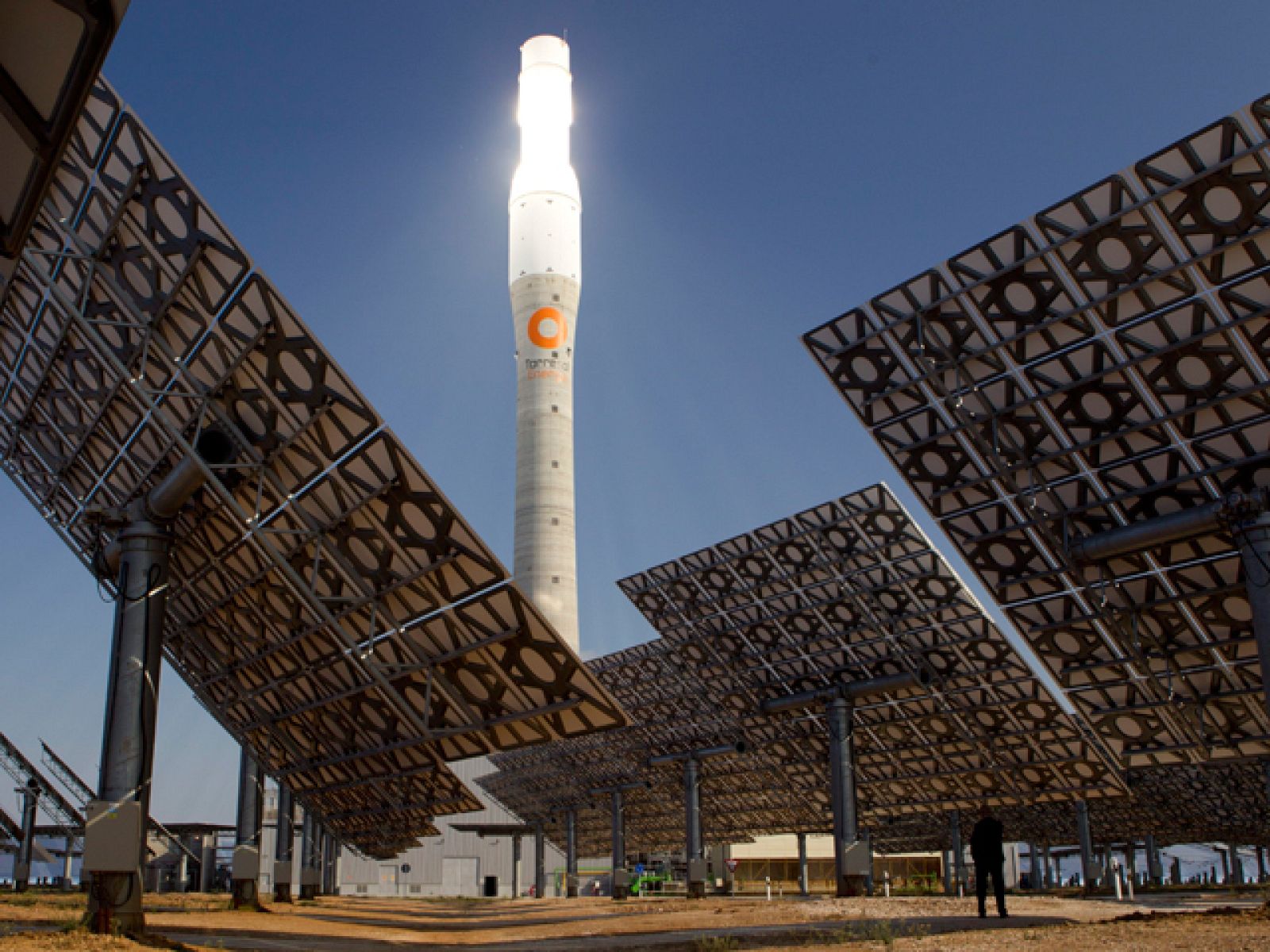 Primera planta solar que funciona... ¡sin sol! | Ver