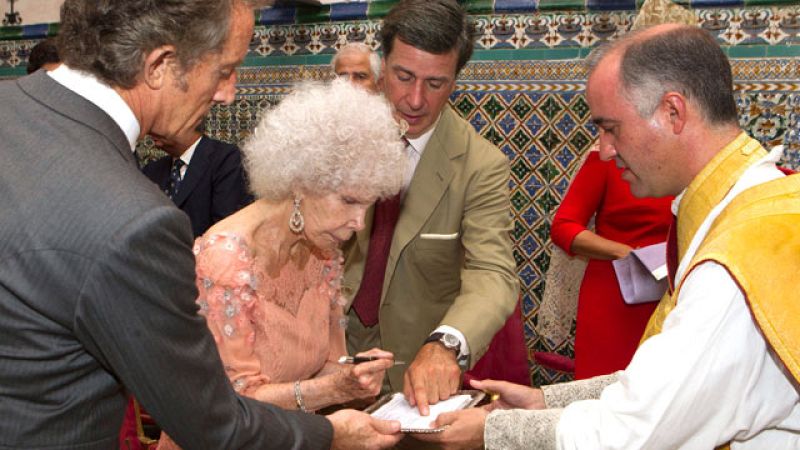 La Duquesa de Alba se ha casado hoy en Sevilla, a sus 85 años, con Alfonso Díez. 