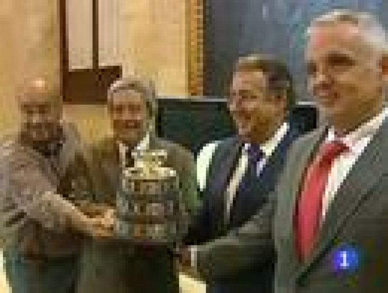 Mientras en Sevilla se presentaba la final de la Copa Davis, con presencia del alcalde, Juan Ignacio Zoido, y el presidente de la RFET, José Luis Escañuela, en Valencia su alcaldesa, Rita Barberá, y el presidente de la Federación territorial, José Em