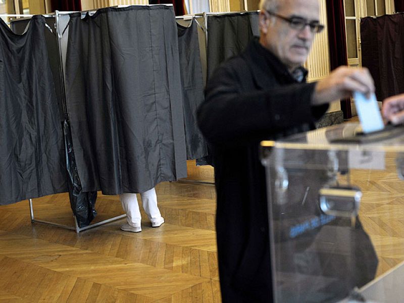 El Partido Socialista (PS) celebra este domingo la primera vuelta de las primarias para designar a su candidato a las Presidenciales de 2012, en las que por primera vez pueden votar todos los ciudadanos inscritos en el censo electoral. rançois Hollande, favorito en los últimos sondeos; Martine Aubry, primera secretaria del PS; la excandidata presidencial Ségolène Royal y Manuel Valls, Arnaud Montebourg y Jean-Michel Baylet, la tríada con menos posibilidades, se jugarán este domingo su suerte entre las 07.00 y las 17.00 GMT.