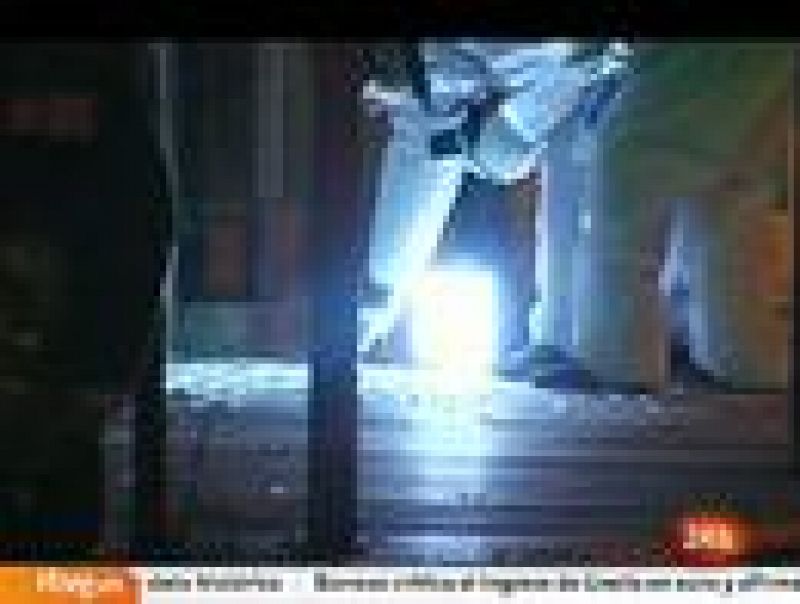 La policía explosiona un artefacto en un cajero de Novacaixagalicia en Vigo