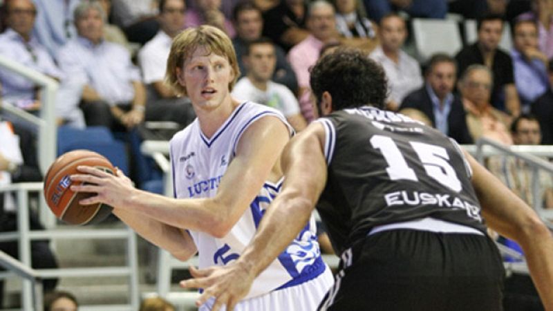 El Lucentum Alicante protagonizó una de las sorpresas de la primera jornada, al imponerse al Bizkaia Bilbao Basket (81-77), tras completar una gran remontada en los dos últimos minutos del partido.
