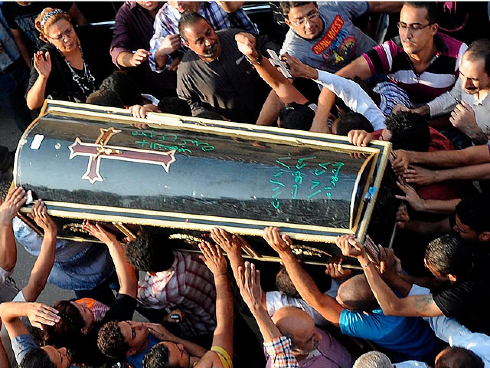 Miles de coptos despiden a sus muertos en un funeral cargado de ira contra el Ejército egipcio