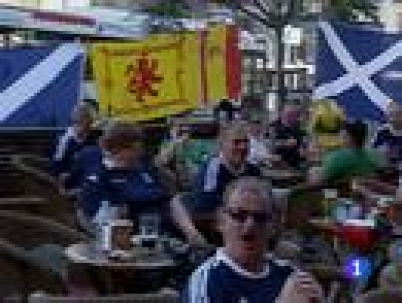 La gran cantidad de aficionados escoceses presentes en Alicante para ver el partido de su selección frente a España pone la nota de color