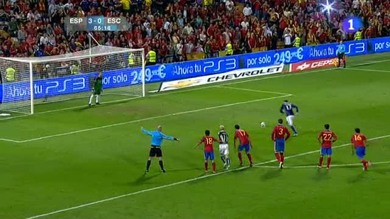 El escocés Goodwillie recorta distancias desde el punto de penalti provocado por Víctor Valdés.