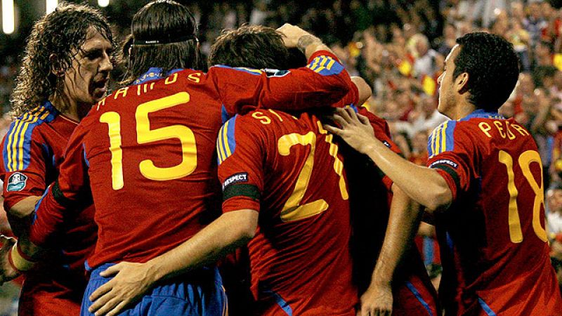 David Villa anota el tercer tanto de la selección española contra Escocia, de nuevo con intervención de Silva, que le dio el último pase después de una gran jugada de la Roja.