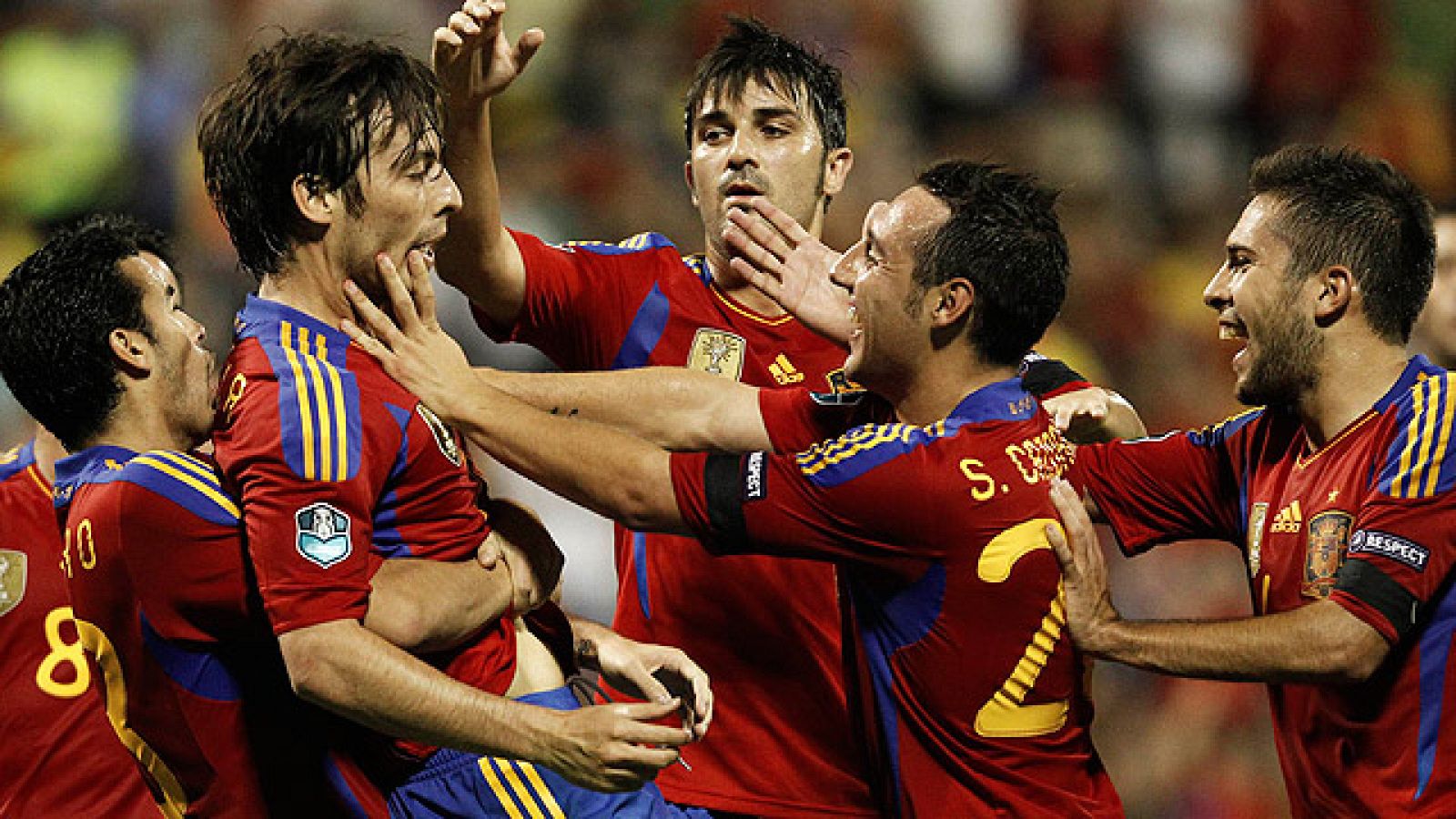 España ha finalizado de manera brillante su fase de clasificación para la Eurocopa 2012 al imponerse 3-1 a Escocia con un gran partido en el que destacó David Silva, que anotó dos goles y asistió a Villa para el tercero. El gol de Escocia fue obra de Goodwillie desde el punto de penalti.