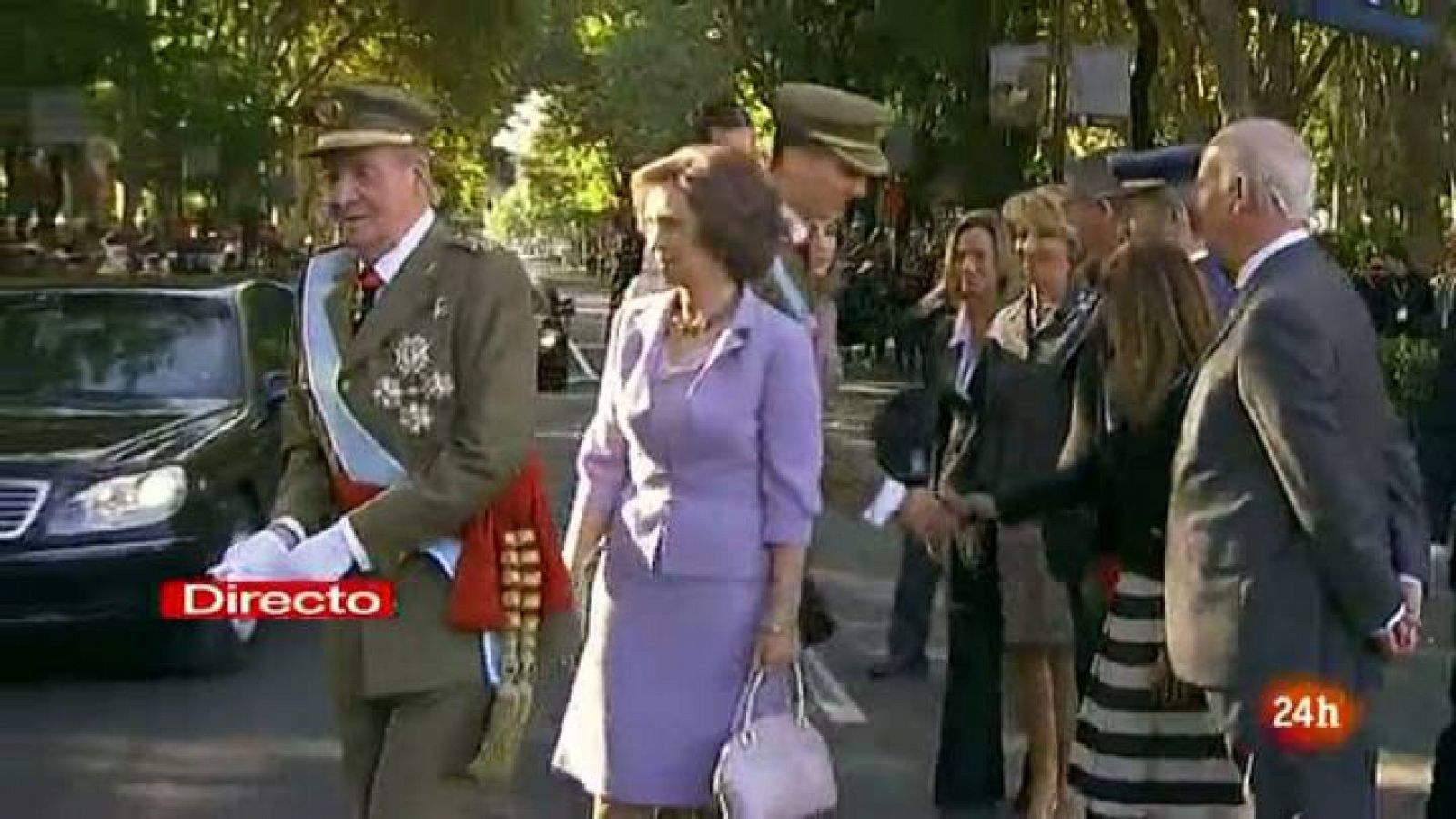 Informativo 24h: Los reyes llegan a la plaza de Neptuno desde donde presiden el desfile de las Fuerzas Armadas | RTVE Play
