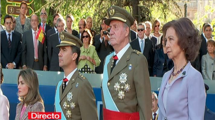 Informativo 24h - Los reyes llegan a la plaza de Neptuno desde donde presiden el desfile de las Fuerzas Armadas