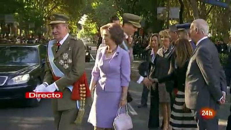 Los reyes llegan a la plaza de Neptuno desde donde presiden el desfile de las Fuerzas Armadas