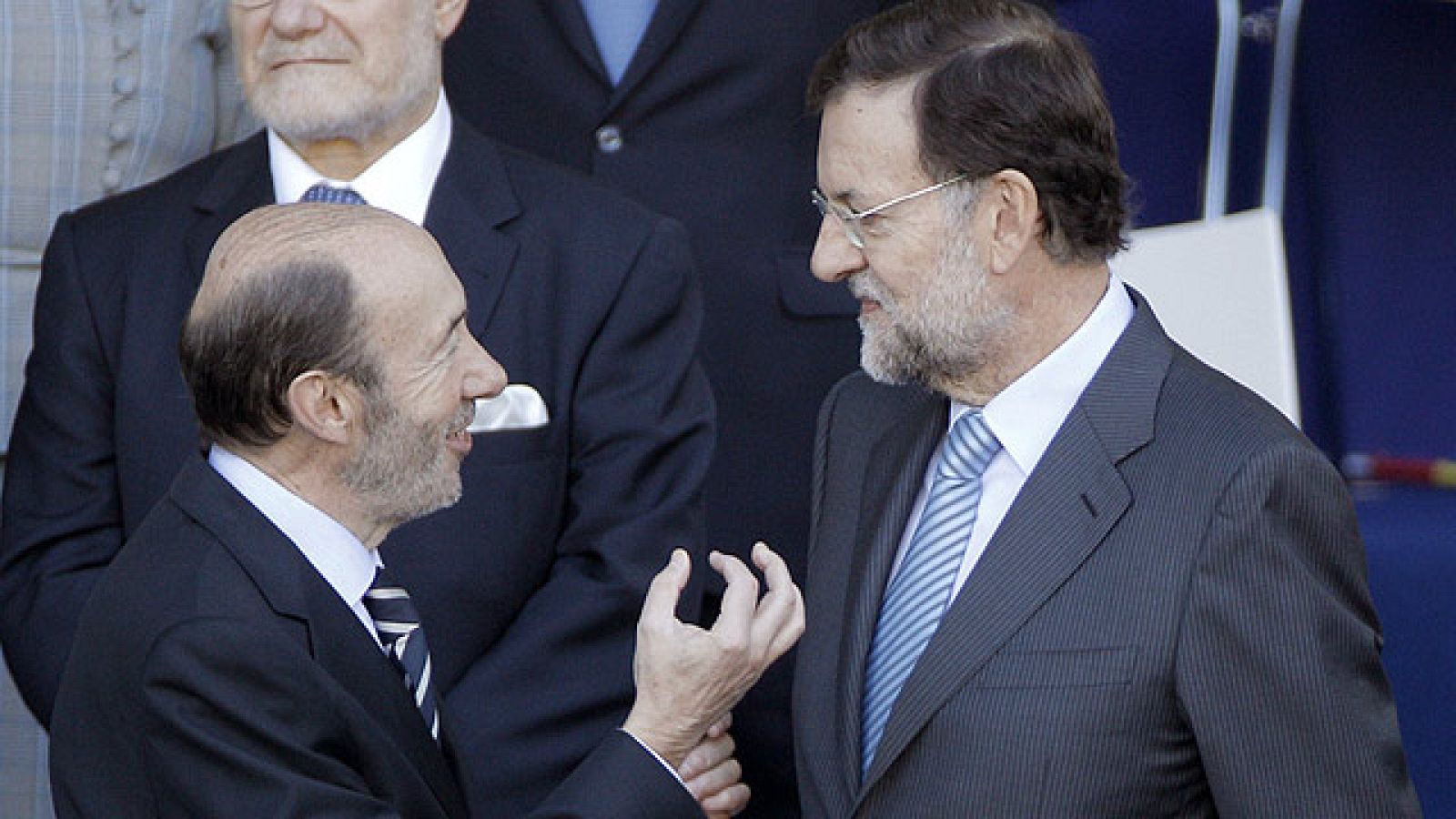 Rajoy y Rubalcaba charlan largo y tendido antes del inicio del desfile militar