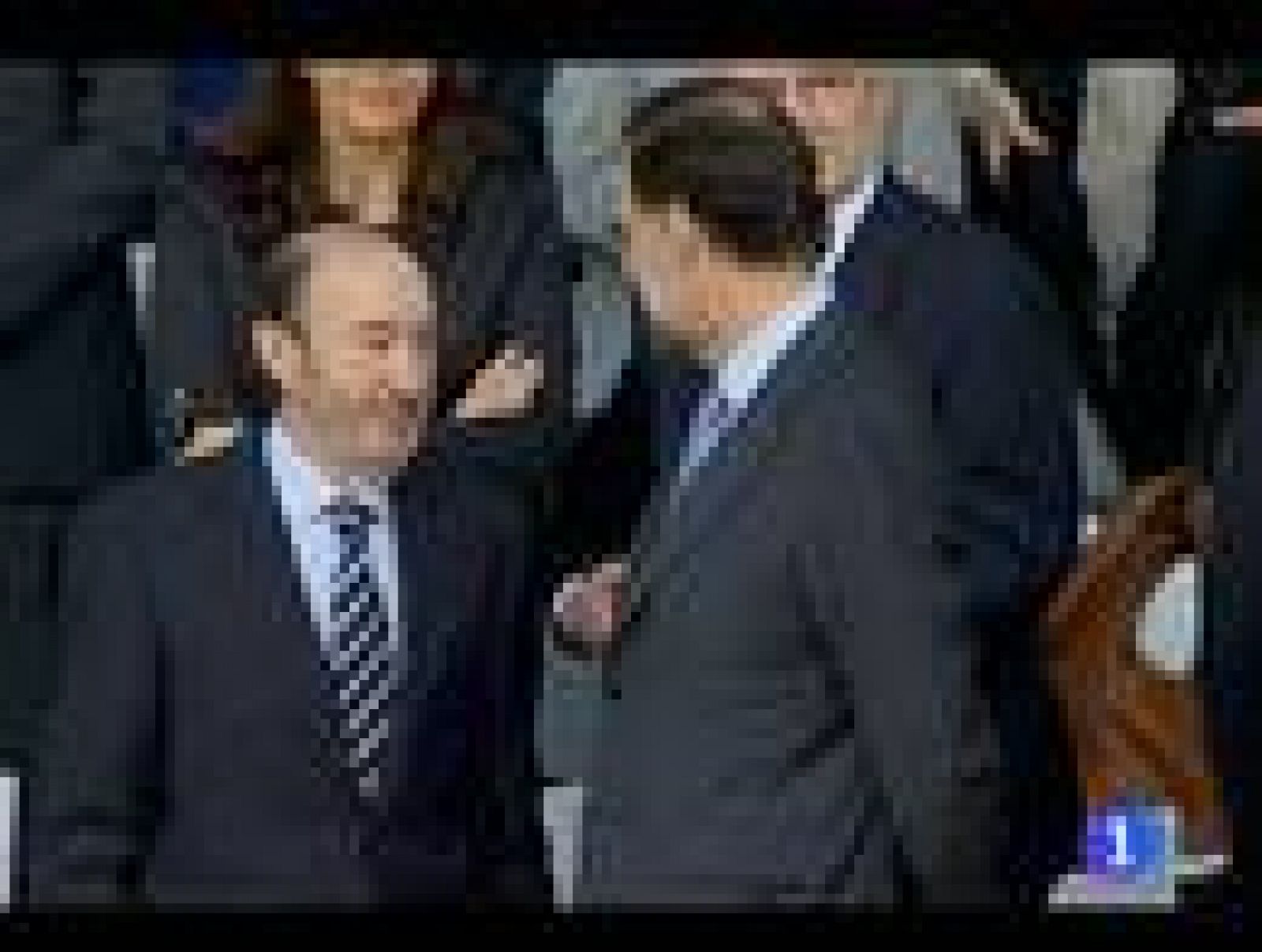 Rajoy y Rubalcaba charlan largo y tendido antes del inicio del desfile militar