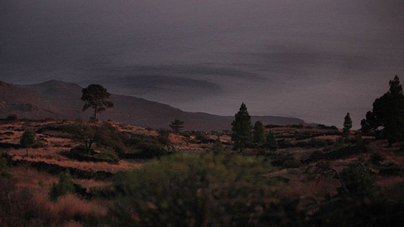  En el Hierro, los equipos científicos que trabajan en la isla han encontrado dos manchas en el mar que confirman la erupción volcánica. 