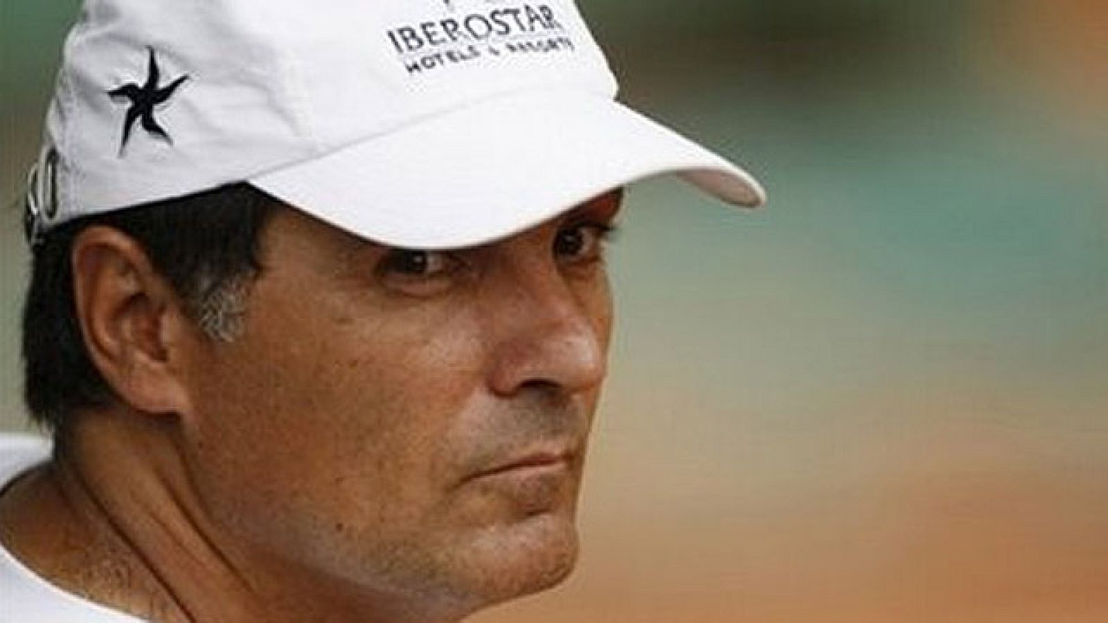 El entrenador de Rafa Nadal, su tío Toni Nadal, ha asegurado que su sobrino ha perdido en Shanghái porque "no ha afrontado bien las situaciones complicadas" y ha jugado a remolque de Mayer. "Su derecha no ha funcionado y no ha logrado buenos reveses"