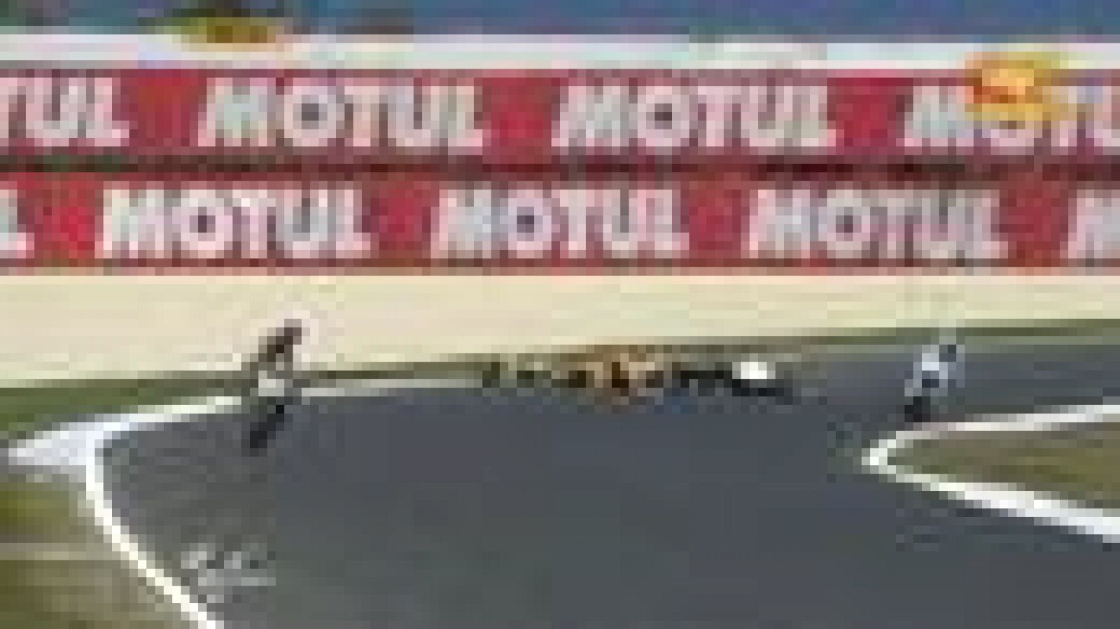 El español Marc Márquez, que se cayó a los ocho minutos de empezar los primeros libres, regresó a la pista para dar una última vuelta antes de que se acabase el tiempo, cuando se llevó por delante a Ratthapark Wilairot en un espectacular accidente.
