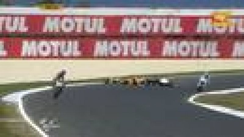 El español Marc Márquez, que se cayó a los ocho minutos de empezar los primeros libres, regresó a la pista para dar una última vuelta antes de que se acabase el tiempo, cuando se llevó por delante a Ratthapark Wilairot en un espectacular accidente.