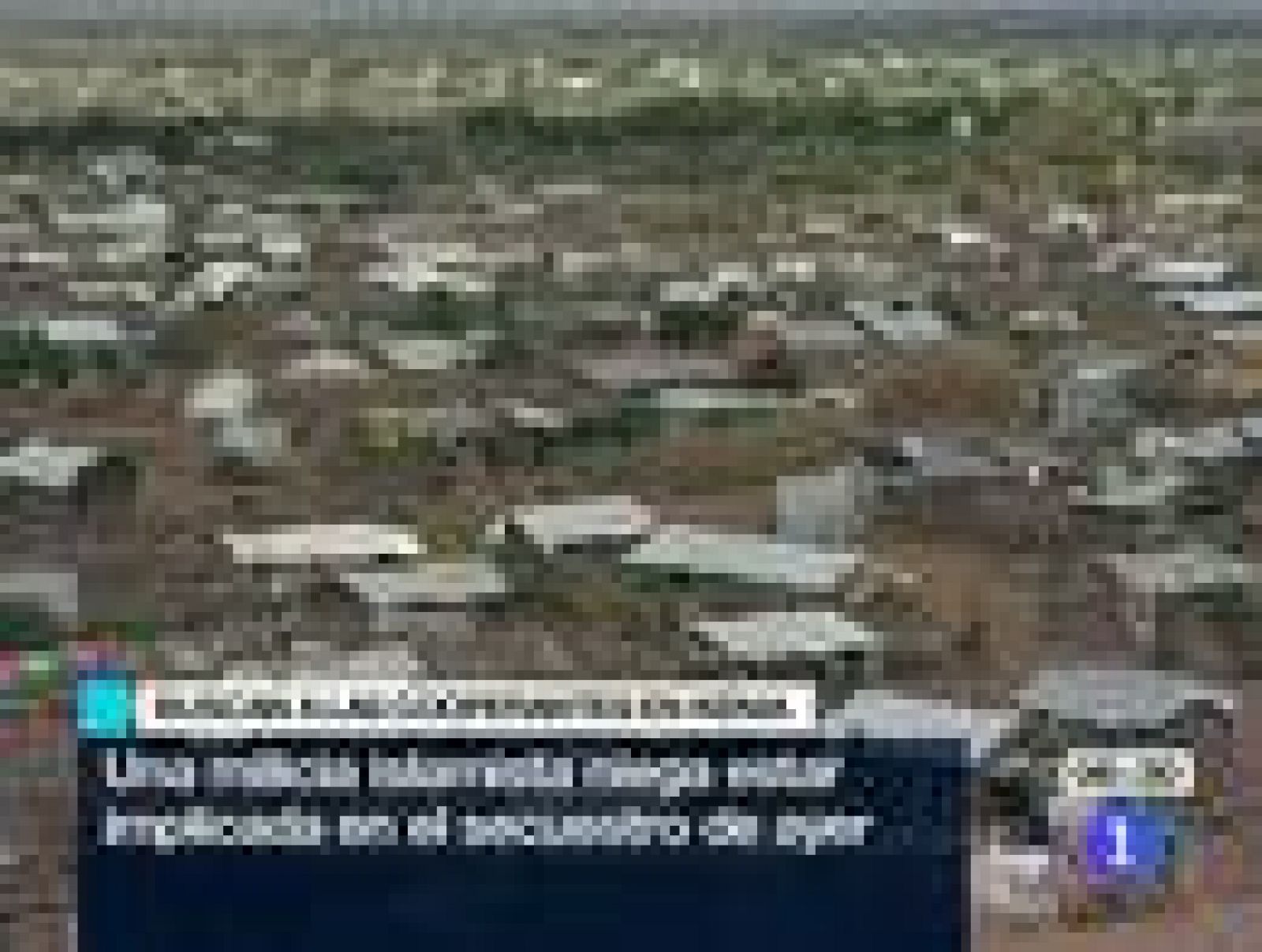 La agencia Standard & Poors ha rebajado la calificación de la deuda española. Pasa de la doble A, a la doble A con perspectiva negativa por el alto nivel de desempleo, el elevado nivel de endeudamiento del sector privado y la desaceleración de sus m