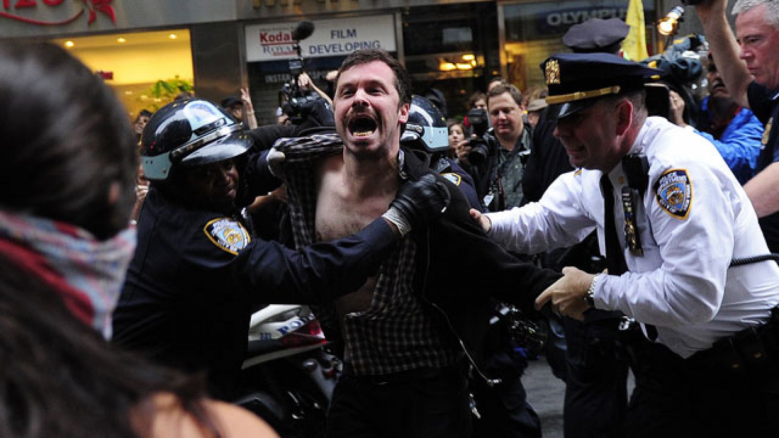 Al menos diez personas han sido detenidas por la Policía de Nueva York en sus enfrentamientos con manifestantes de 'Occupy Wall Street', que celebraban la paralización del desalojo del parque que estaban ocupando.