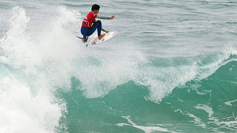 El joven brasileño de 17 años Gabriel Medina ha dado la sorpresa al ganar la prueba del Mundial de surf celebrada en Francia, derrotando a surfistas de la talla de Kelly Slater y Julian Wilson.
