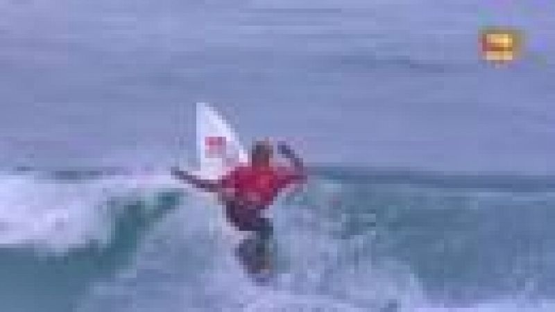 El joven brasileño de 17 años Gabriel Medina ha dado la sorpresa al ganar la prueba del Mundial de surf celebrada en Francia, derrotando a surfistas de la talla de Kelly Slater y Julian Wilson.