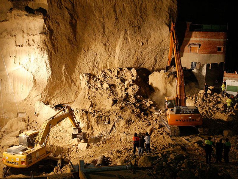  El equipo de rescate se prepara para trabajar toda la noche si es necesario