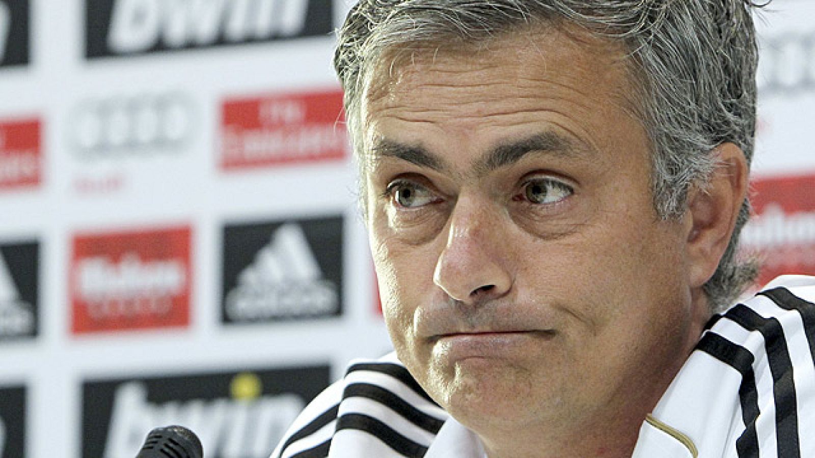 El entrenador del Real Madrid Jose Mourinho parece haber cambiado el tono de sus comparecencias y evita entrar en polémicas. Lo que sí tiene claro es que el rumor sobre si iba a entrenar a Portugal para la repesca es una "mentira" y "de las gordas".