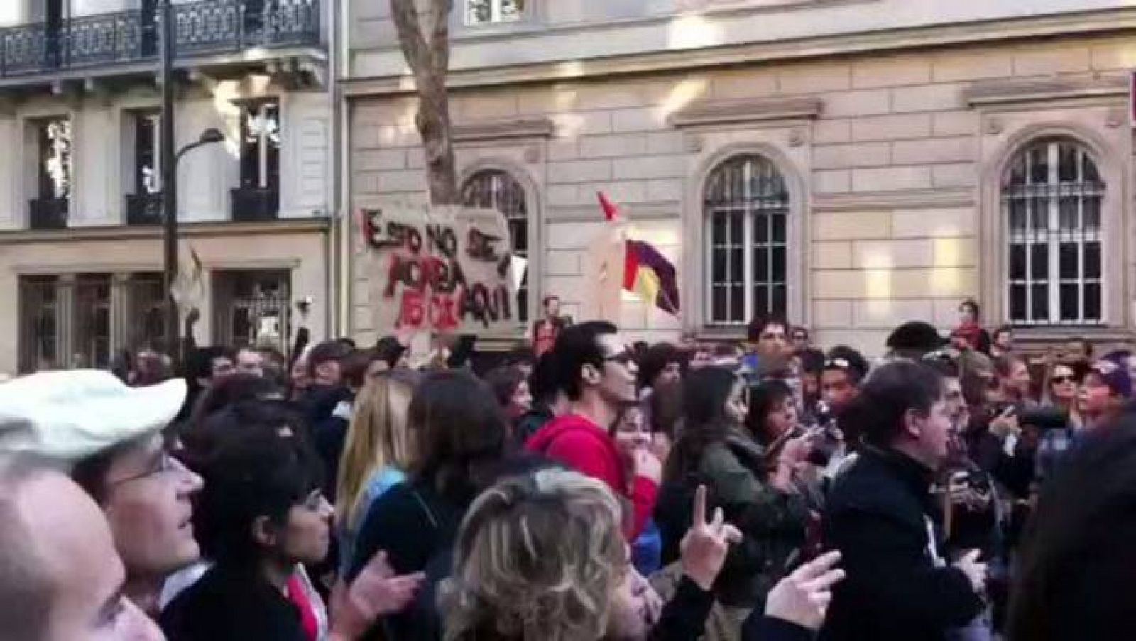 Cientos de personas participan en las protestas de 'indignados' en París. Los manifestantes en la capital francesa han danzado al son de una 'batucada'.