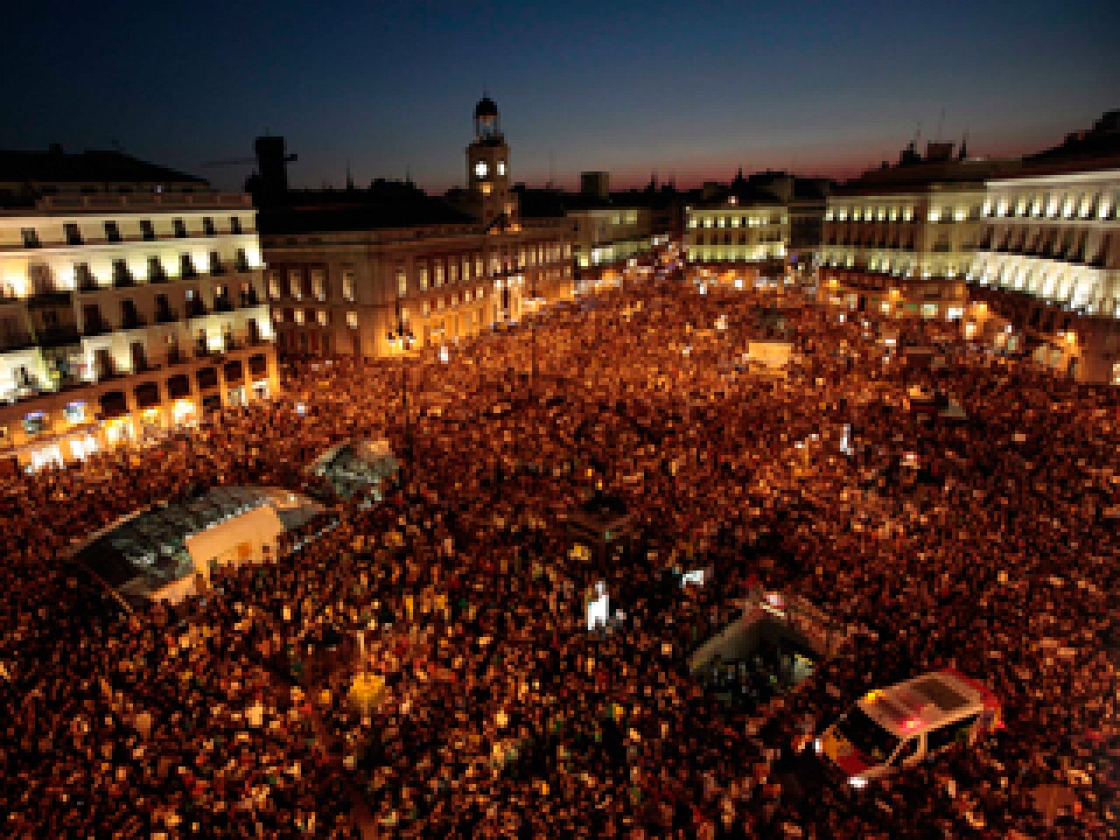 MIGUEL CAMPOS.- Resumen de RTVE.es sobre la jornada de protestas que ha tenido lugar el 15-O en la Puerta del Sol, por donde pasan miles de ciudadanos entre las 16.30 y la medianoche. Es la mayor concentración de 'indignados' desde el 15 de Mayo.