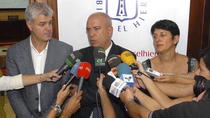 Continúan sin poder regresar a sus casas los vecinos de La Restinga