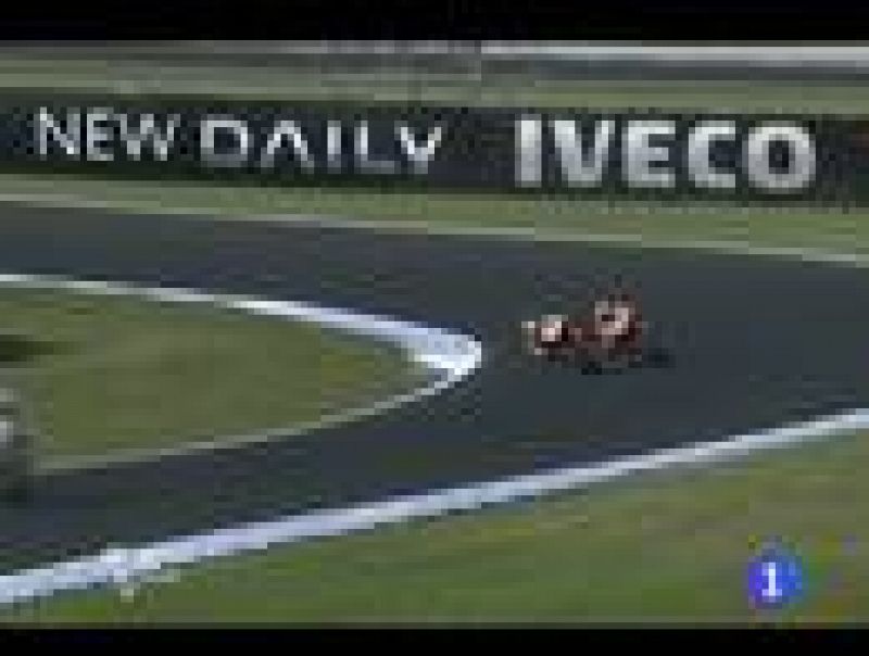 El australiano Casey Stoner ha logrado volver a levantar el título de MotoGP y lo ha hecho en casa, en el GP de Australia, donde su gran rival Jorge Lorenzo no ha podido correr al sufrir una caída en el warm-up.