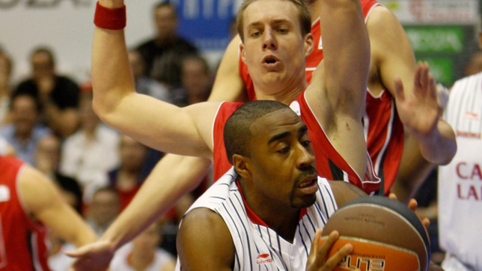 El CAI Zaragoza se estrenó en la Liga Endesa y ante su afición, doblegando a un Caja Laboral que poco pudo hacer frente al empuje de los locales (86-66).