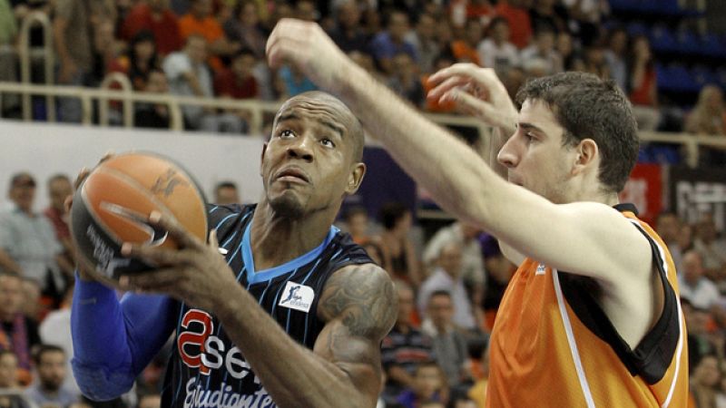 El Baloncesto Fuenlabrada se estrenó en la Liga Endesa, tras llevarse el triunfo en el derbi madrileño que le enfrentó al Asefa Estudiantes (88-80). El gran regreso de Gustavo Ayón y el acierto de Kirk Penney y Leo Mainoldi marcaron las diferencias