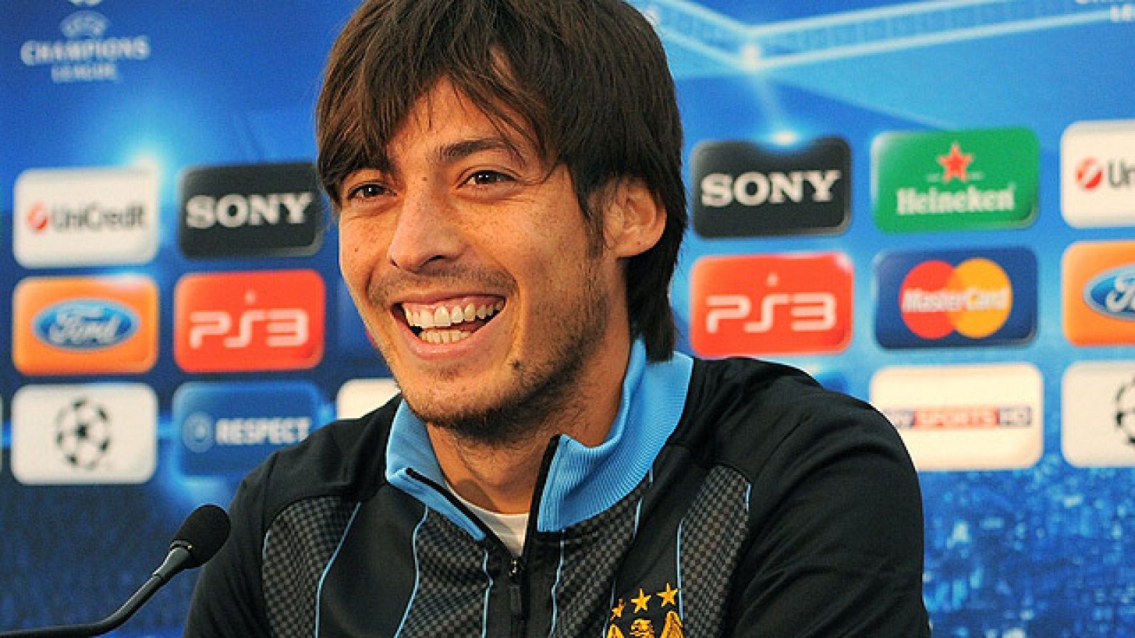 El jugador del Manchester City David Silva ha avisado de los peligros del Villarreal, al que se enfrentarán este martes en Champions. "Son muy rápidos y tienen mucha fuerza arriba", asegura, tras declarase "contento" del salto a Manchester, del cambio a una Liga "muy rápida", que le viene bien para su juego.