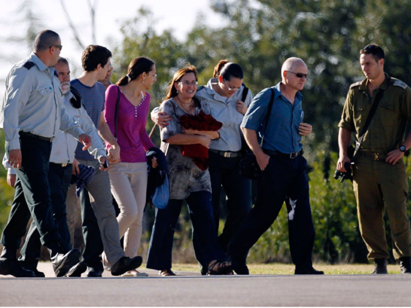 Comienza el canje de presos palestinos por el soldado Guilad Shalit | Ver
