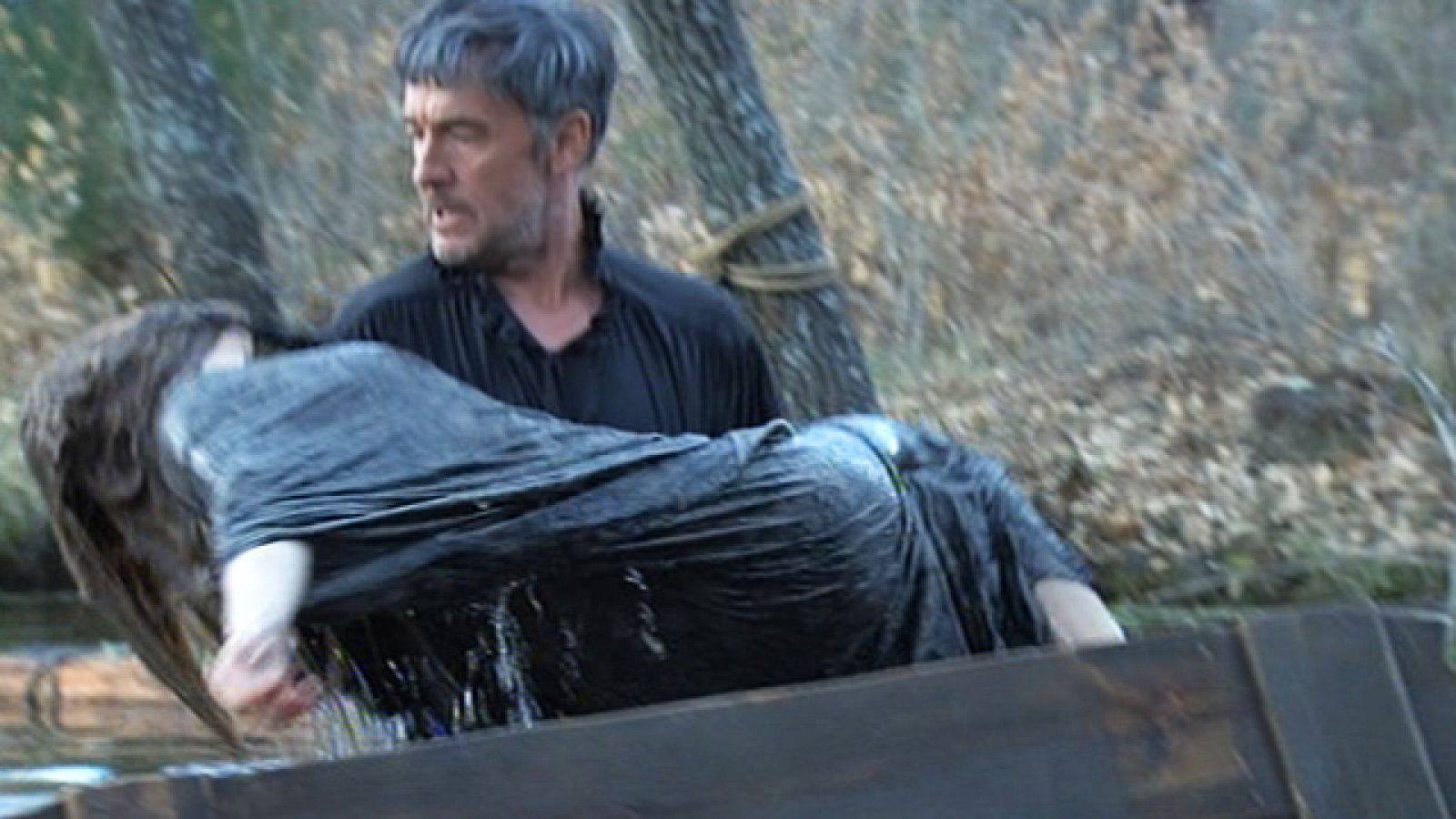 Águila Roja - Hernán coge en brazos a la Marquesa | Ver