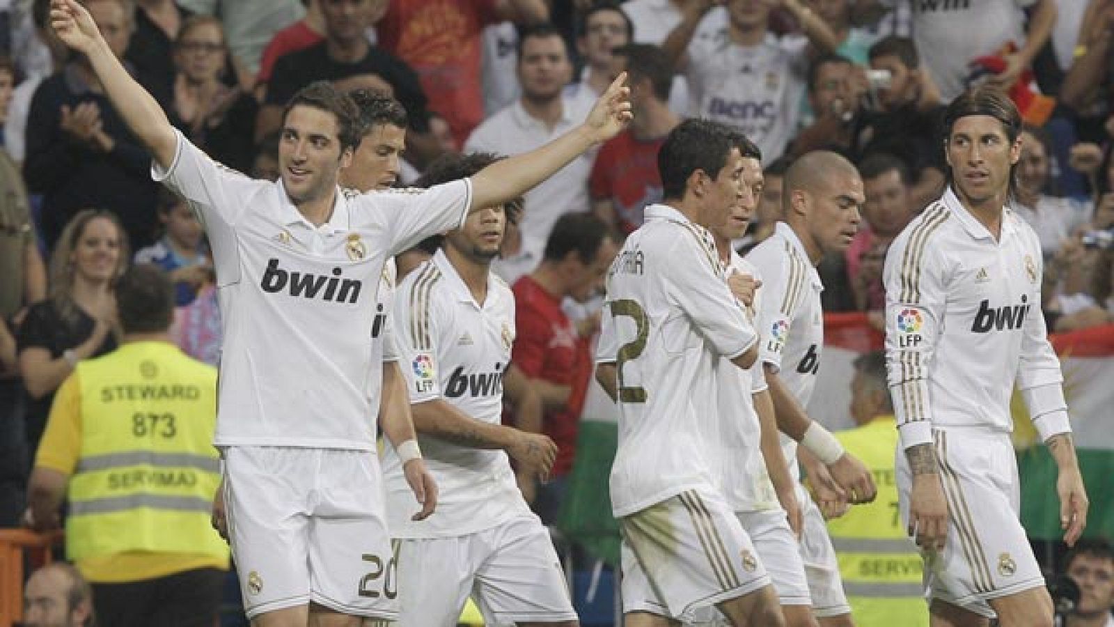 El Real Madrid recibe al Olympique de Lyon en el Bernabéu, en la tercera jornada de la Champions, y los dos goleadores de la última jornada de Liga frente al Betis se perfilan para el once inicial