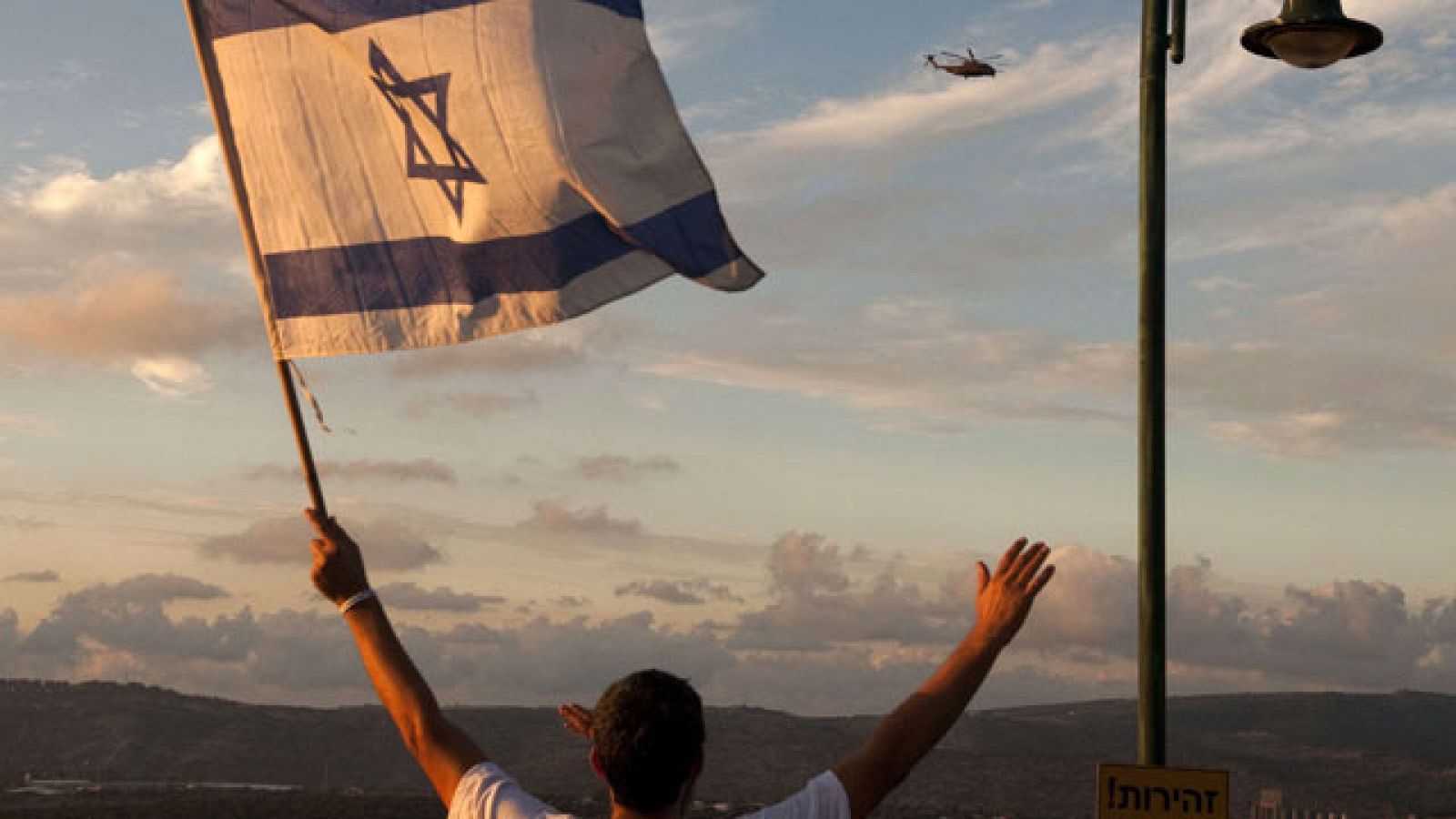 El soldado Gilad Shalit ha llegado a su localidad natal, al norte del país, donde ha sido recibido con emoción por sus vecinos y amigos.