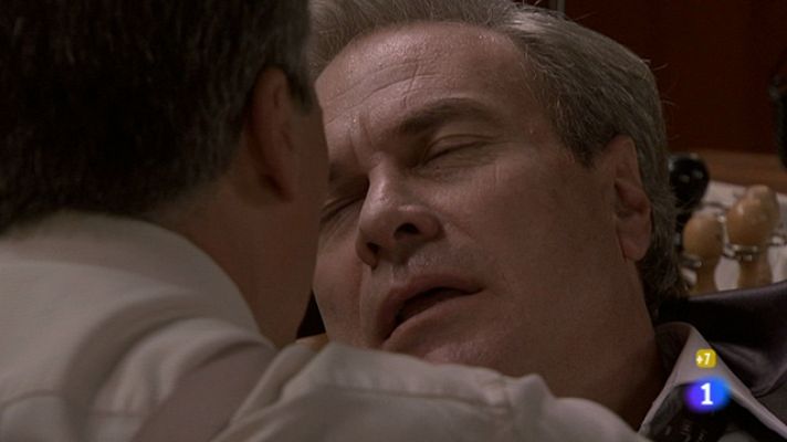 Amar en tiempos revueltos - Adolfo Laguna muere de un infarto