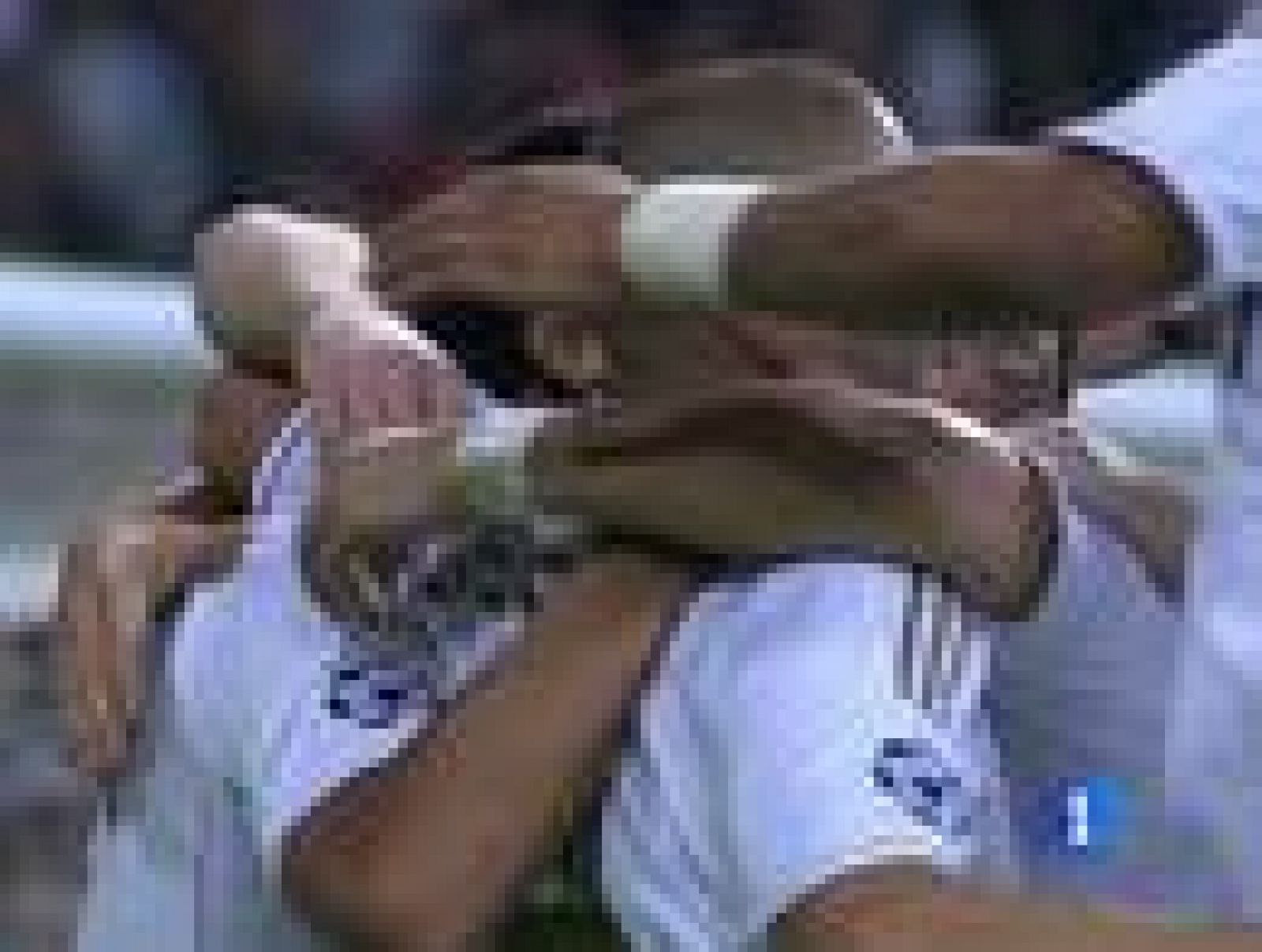 El jugador alemán Khedira ha marcado el segundo tanto del Real Madrid al Olympique de Lyon, al rematar a placer un pase de Benzema.