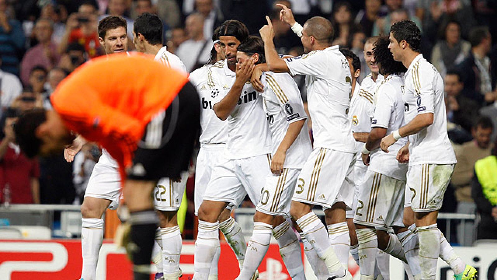 Después de una gran jugada del Real Madrid, los blancos marcaron con una buena dosis de suerte ya el su pase de la muerte de Özil a Benzema fue despejado al interior de la portería por Lloris.