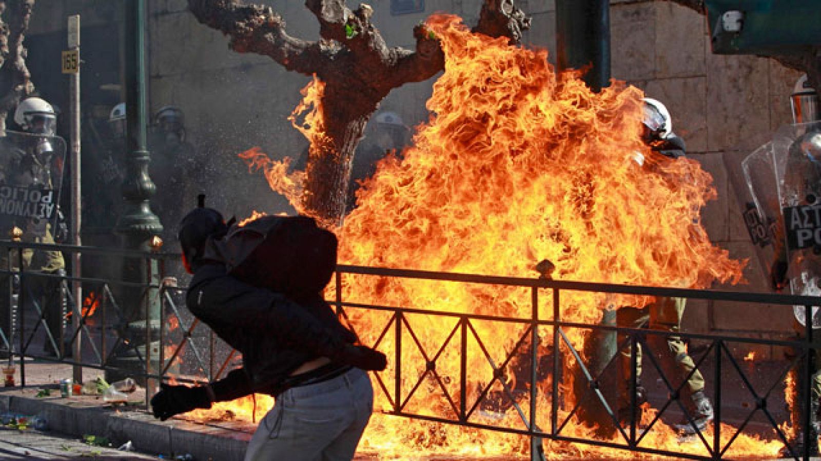 Más de 100.000 personas se manifiestan en Grecia entre nuevos choques de jóvenes y policía