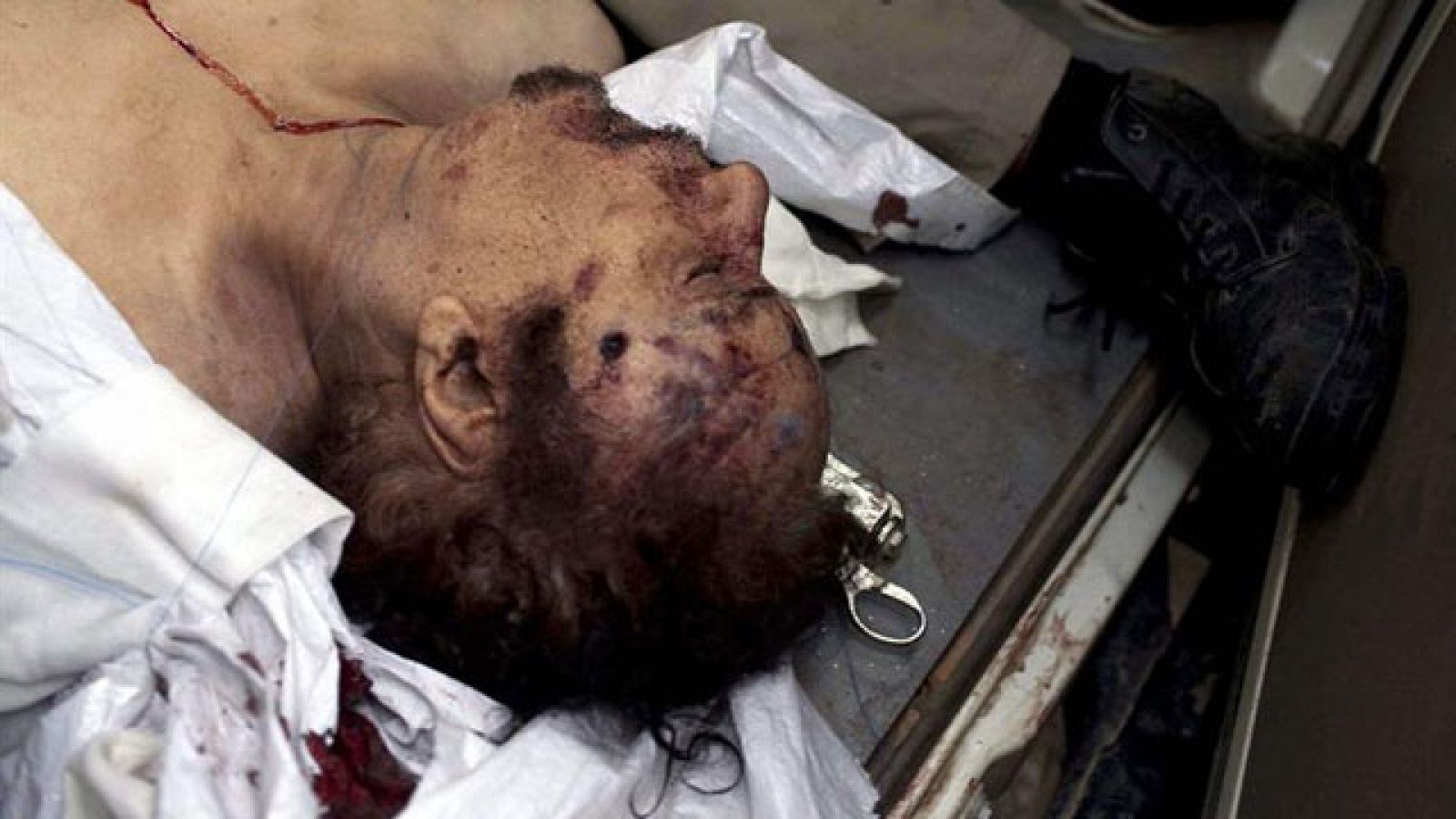 Revueltas en el mundo árabe: Gadafi, maltratado por los rebeldes antes de morir | RTVE Play