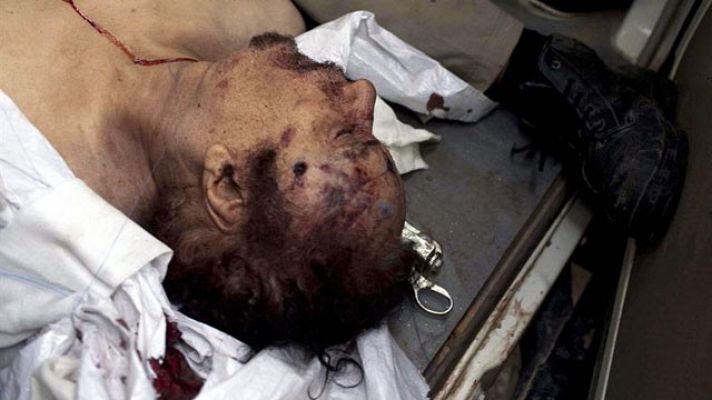 Gadafi, maltratado por los rebeldes antes de morir